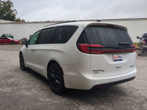 Used 2025 Chrysler Pacifica Limited image 6