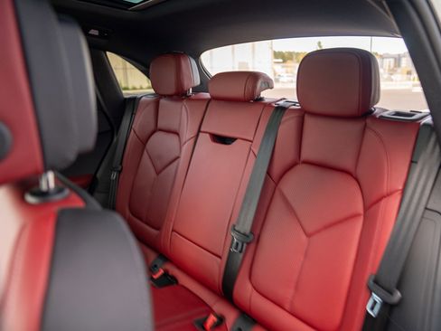 Used 2025 Porsche Macan image 24