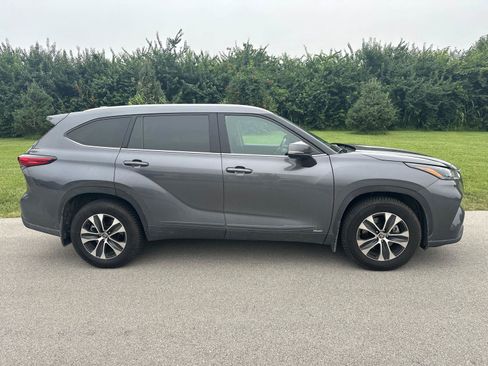 Used 2022 Toyota Highlander XLE AWD/4WD image 14