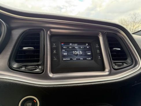 Used 2015 Dodge Challenger SXT image 21