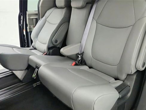 Used 2024 Toyota Sienna XLE image 28
