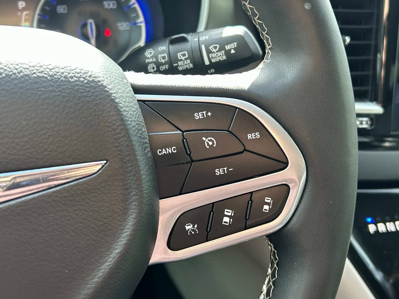 Used 2024 Chrysler Pacifica Touring-L FWD image 27
