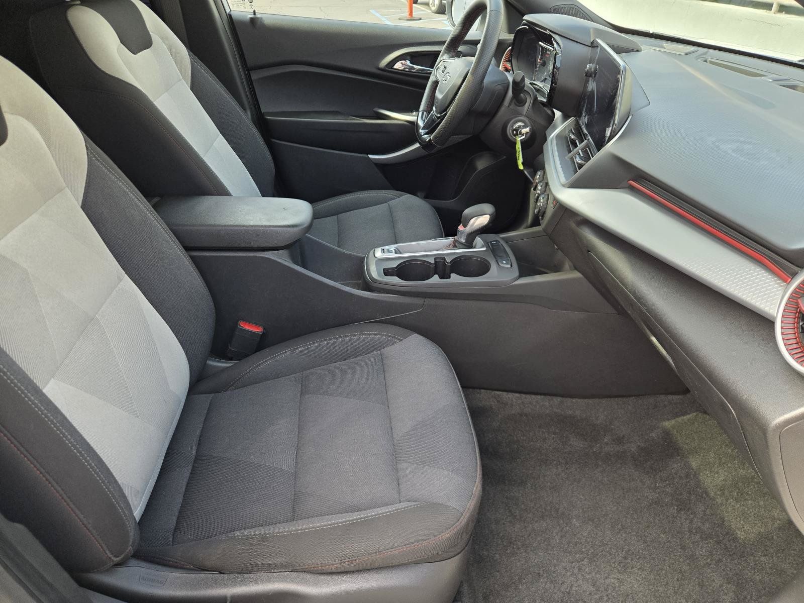 Used 2024 Chevrolet Trax RS w/ Sunroof Package FWD image 31
