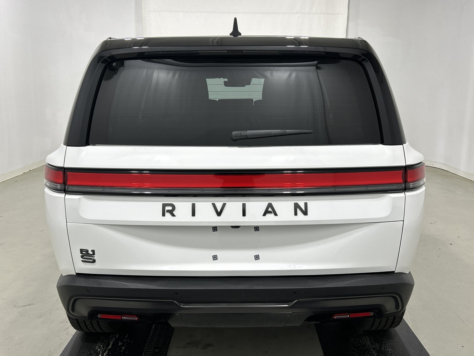 Used 2025 Rivian R1S Adventure Dual AWD/4WD image 4