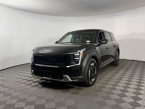 Used 2024 Kia EV9 Light Long Range RWD image 3