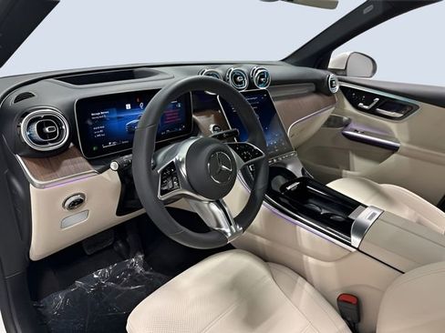 Used 2025 Mercedes-Benz GLC 300 4MATIC image 11