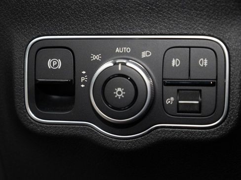 Used 2026 Mercedes-Benz GLB 250 4MATIC image 22