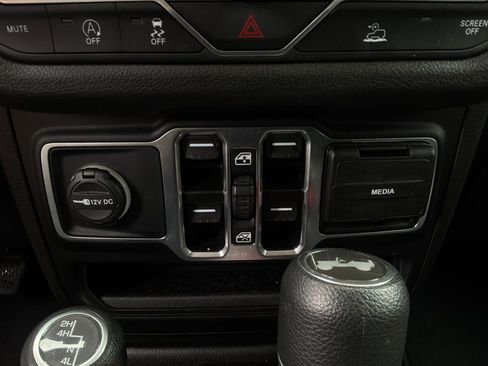Used 2025 Jeep Wrangler Unlimited Sport AWD/4WD image 21