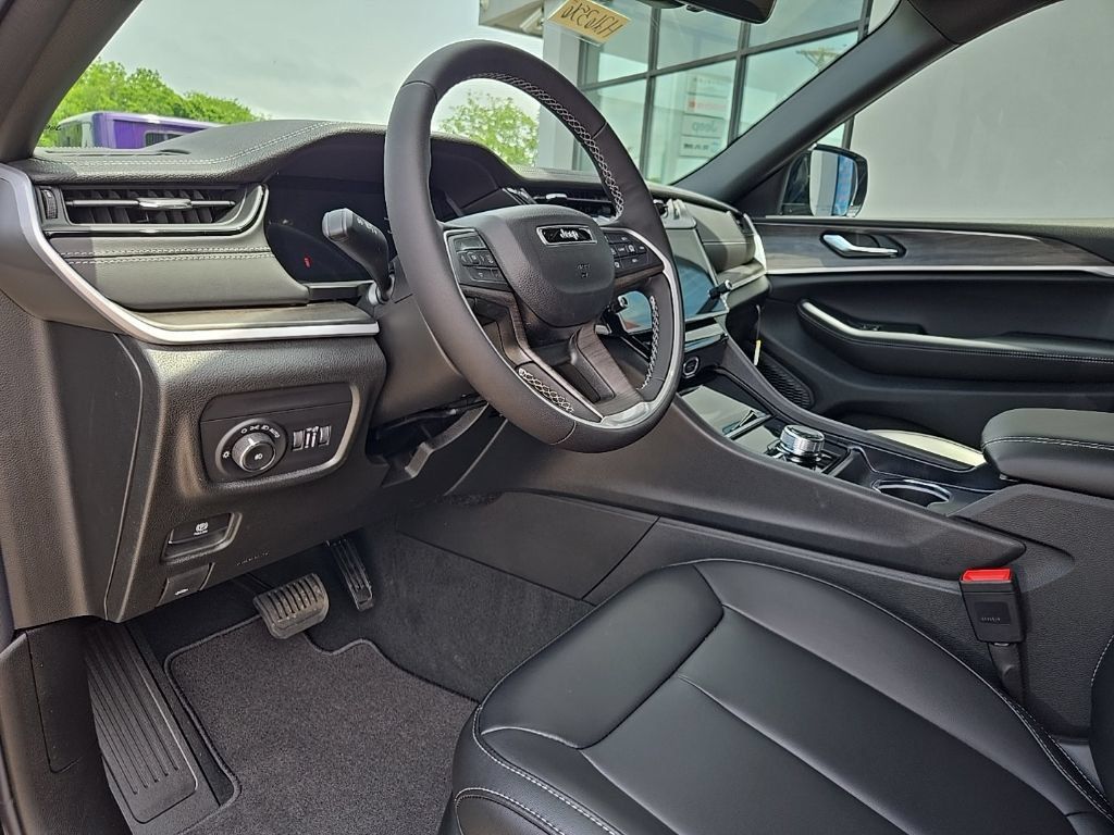 New 2026 Jeep Grand Cherokee L Limited w/ Limited Altitude Package AWD/4WD image 36