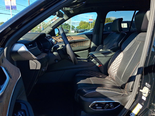 Used 2023 Jeep Grand Cherokee Summit w/ Adv Protech Group IV AWD/4WD image 13