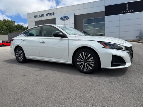Used 2024 Nissan Altima 2.5 SV FWD image 2