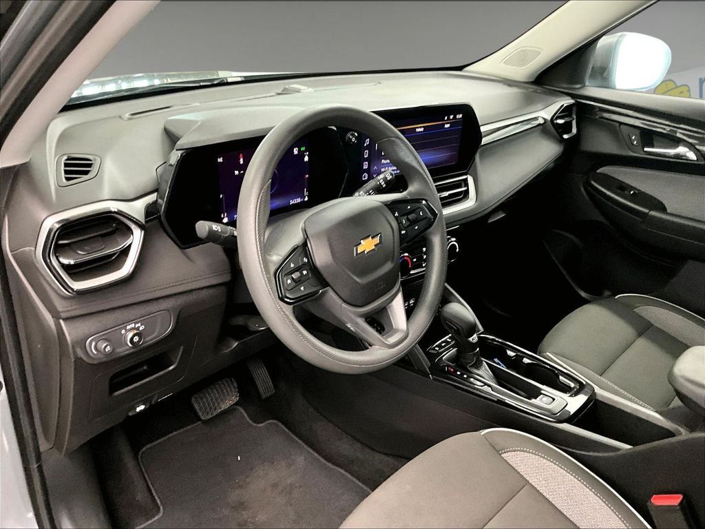 Used 2025 Chevrolet TrailBlazer LT AWD/4WD image 8