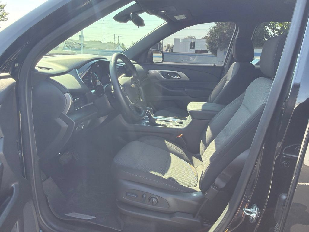 Used 2023 Chevrolet Traverse LT FWD image 16