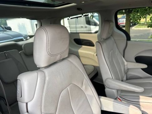 Used 2018 Chrysler Pacifica Limited w/ Tire & Wheel Group FWD image 16