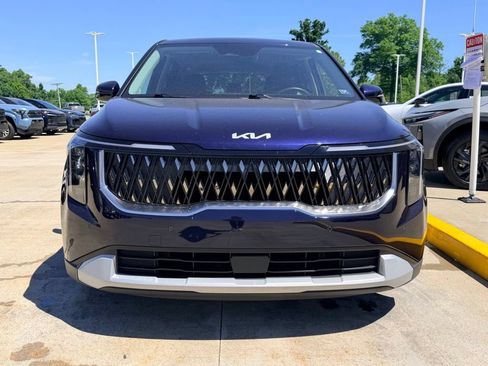 Used 2026 Kia Carnival FWD image 2