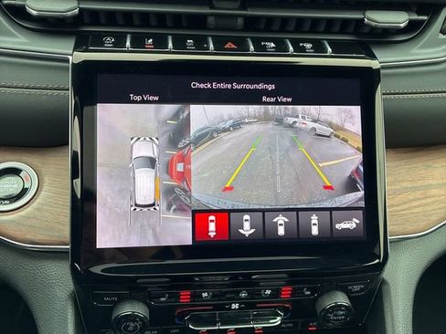 Used 2024 Jeep Grand Cherokee Summit image 4