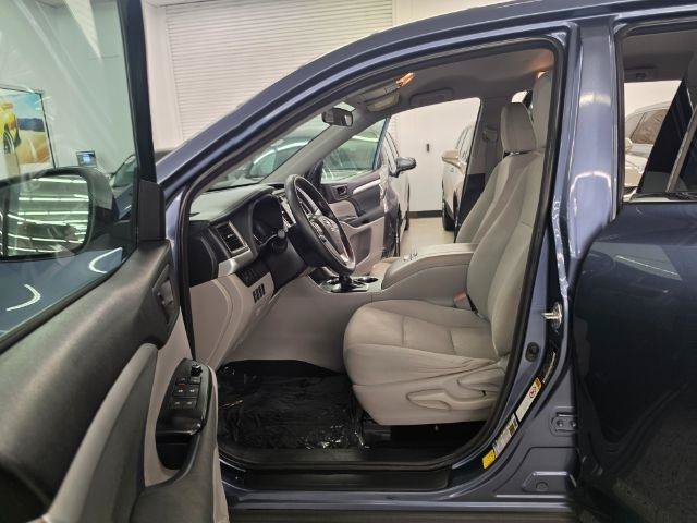 Used 2018 Toyota Highlander LE w/ Carpet Mat Package (TMS) FWD image 32