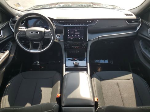 Used 2025 Jeep Grand Cherokee Laredo image 14