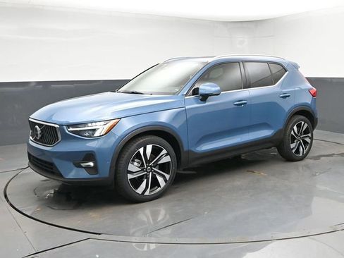 Used 2023 Volvo XC40 B5 Plus w/ Driver Assist Package AWD/4WD image 4