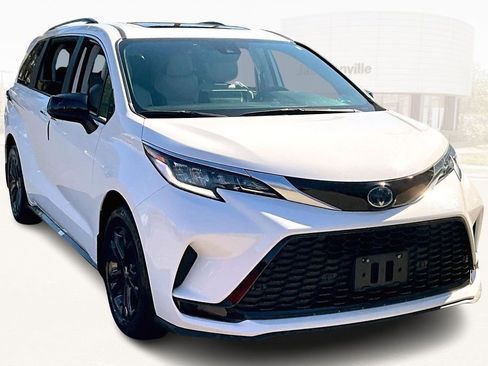 Used 2024 Toyota Sienna XSE image 3