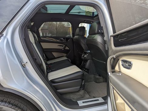 Used 2018 Bentley Bentayga AWD/4WD image 37