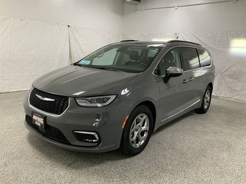 Used 2023 Chrysler Pacifica Limited image 2