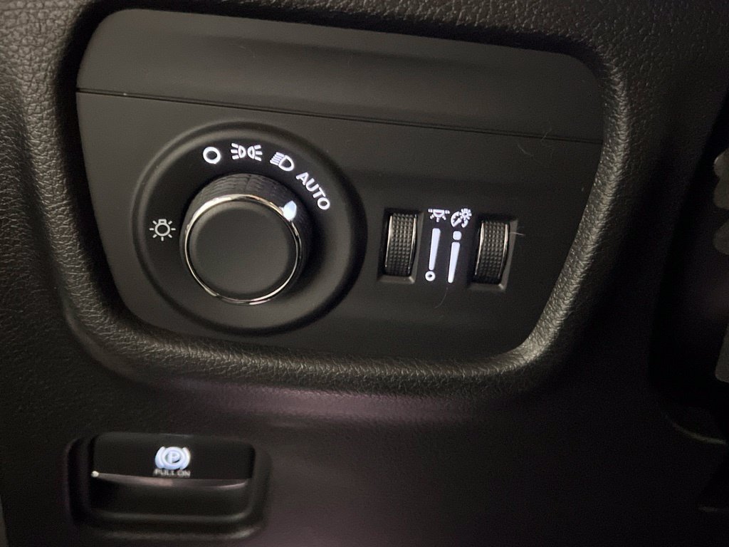 Used 2025 Jeep Grand Cherokee Altitude AWD/4WD image 25