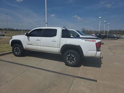 Used 2019 Toyota Tacoma TRD Off-Road w/ Technology Package image 7