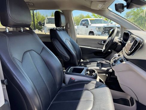 Used 2023 Chrysler Pacifica Touring-L FWD image 16
