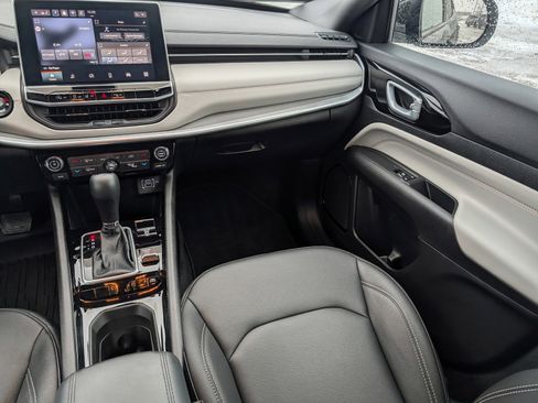 Used 2025 Jeep Compass Limited image 11