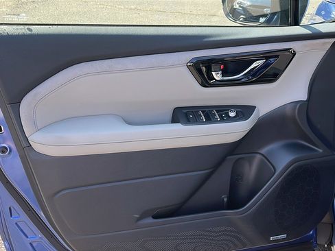 Certified 2025 Subaru Forester Limited image 9