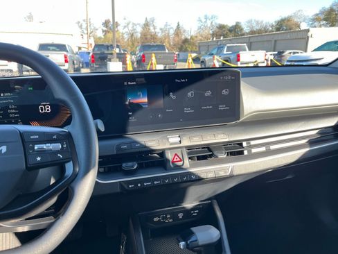 Used 2025 Kia K4 LXS image 17