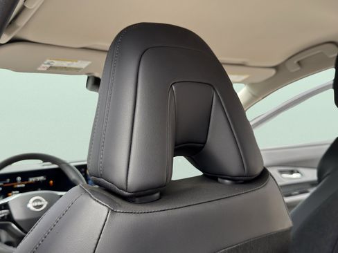 Used 2025 Nissan Ariya FWD image 34