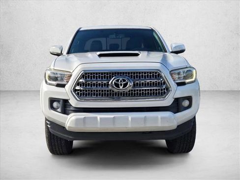 Used 2017 Toyota Tacoma TRD Sport image 2