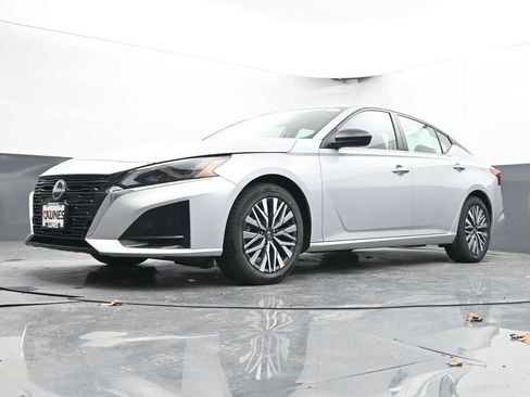 Used 2024 Nissan Altima 2.5 SV image 39