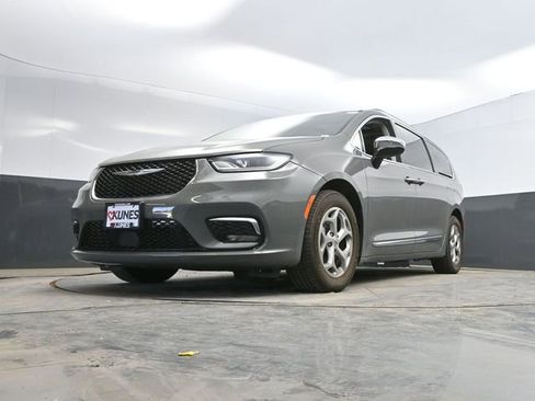 Used 2023 Chrysler Pacifica Limited FWD image 43