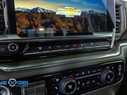 Used 2025 Chevrolet Silverado 2500 High Country w/ Technology Package AWD/4WD image 17