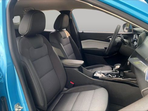 Used 2025 Chevrolet Trax LT FWD image 9