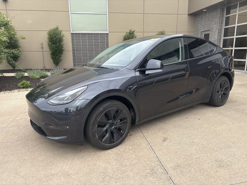 Used 2024 Tesla Model Y Long Range AWD/4WD image 5