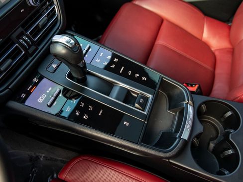 Certified 2023 Porsche Macan image 34