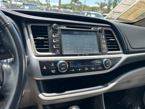 Used 2018 Toyota Highlander Limited Platinum FWD image 32