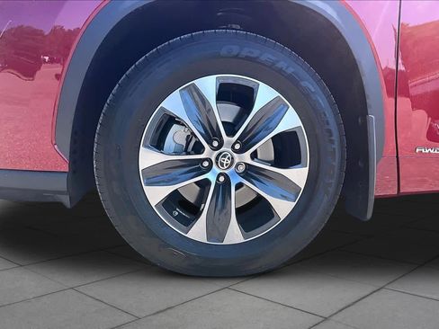 Used 2022 Toyota Highlander XLE AWD/4WD image 11