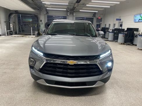 Used 2025 Chevrolet Blazer LT FWD image 2