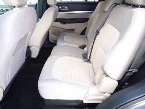 Used 2018 Ford Explorer XLT image 5