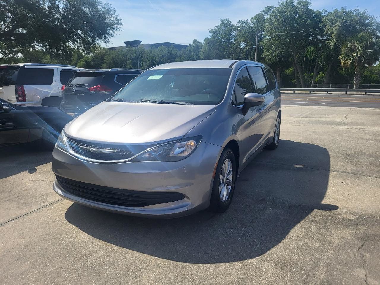 Used 2017 Chrysler Pacifica Touring w/ Tire & Wheel Group FWD image 76