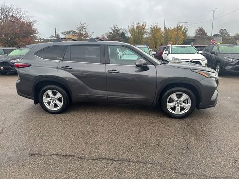 Used 2022 Toyota Highlander LE image 11