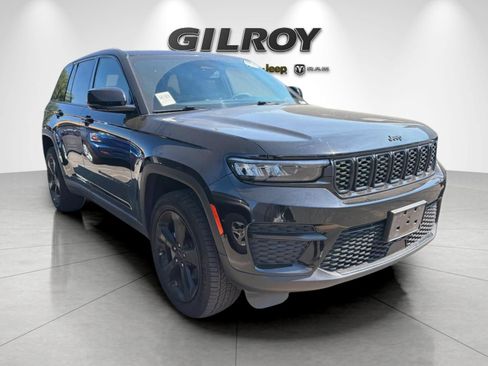 Used 2023 Jeep Grand Cherokee Altitude RWD image 2