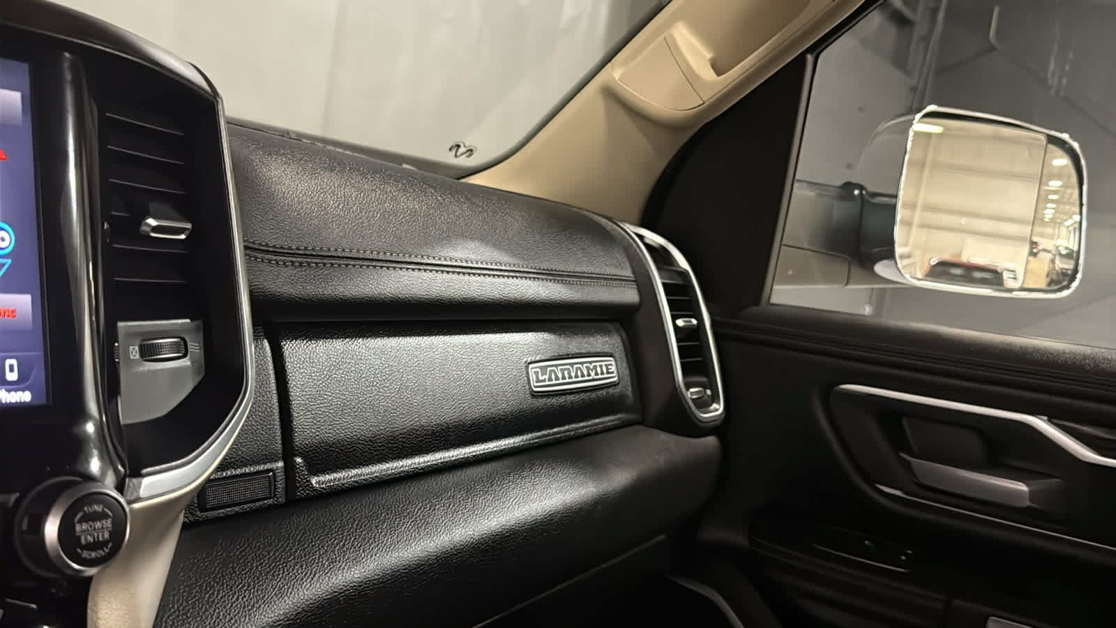 Used 2019 RAM 1500 Laramie AWD/4WD image 18