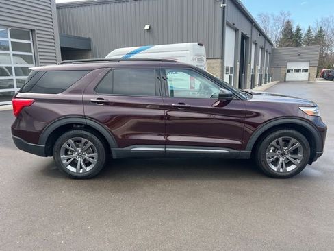 Used 2023 Ford Explorer XLT w/ Equipment Group 202A image 4