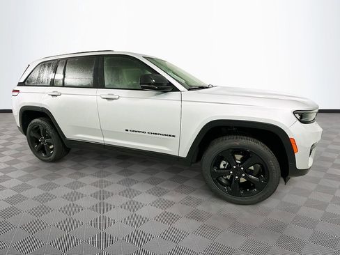 New 2025 Jeep Grand Cherokee Altitude AWD/4WD image 3